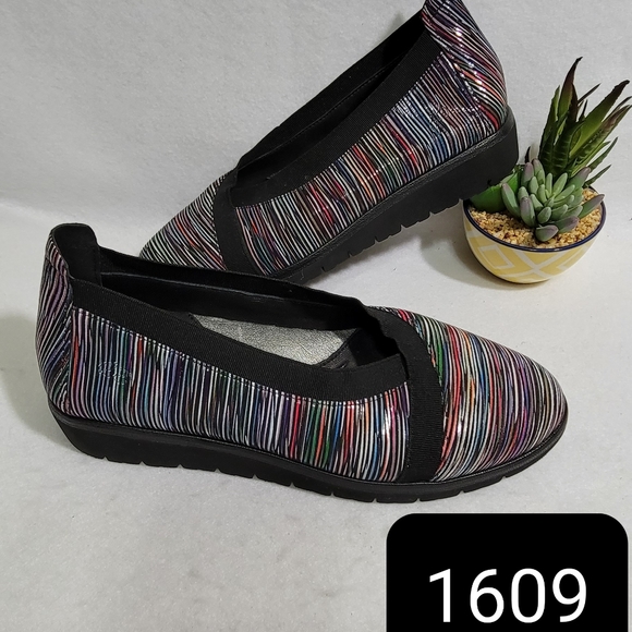 Nurture Kizzie Rainbow Strip Envelope Wedge Slip-On Shoes Size 7 - Picture 9 of 9